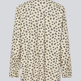 Oversize skjorte med krave og knaplukning fortil. IggaMD print shirt har brede ærmer med manchet og knappelukning.