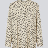 Oversize skjorte med krave og knaplukning fortil. IggaMD print shirt har brede ærmer med manchet og knappelukning.