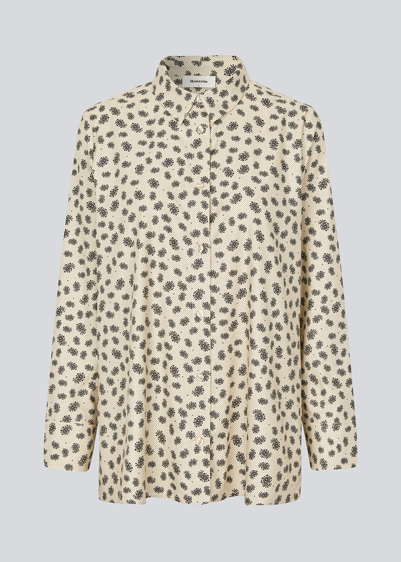 Oversize skjorte med krave og knaplukning fortil. IggaMD print shirt har brede ærmer med manchet og knappelukning.
