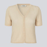 Strikket kortærmet cardigan i beige i løs pasform. IggyMD cardigan er i let gennemsigtigt materiale og har en V-udskæring samt ribkant.