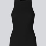 Lækker basic top i en blød bomuldsrib. Igor top har en tætsiddende pasform med bryderryg og er perfekt at style til et sporty look.