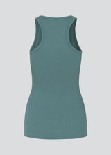 Lækker basic top i farven Stormy Sea i en blød bomuldsrib. Igor top har en tætsiddende pasform med bryderryg og er perfekt at style til et sporty look. Modellen er 174 cm og har en størrelse S/36 på