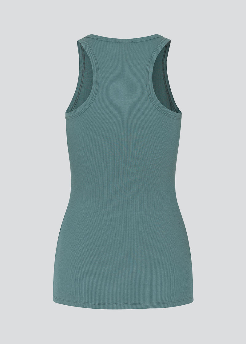 Lækker basic top i farven Stormy Sea i en blød bomuldsrib. Igor top har en tætsiddende pasform med bryderryg og er perfekt at style til et sporty look. Modellen er 174 cm og har en størrelse S/36 på