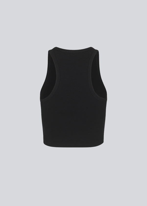 Lækker basic top i sort i en blød bomuldsrib. IgorMD crop top har en tætsiddende, cropped pasform med bryderryg og er perfekt at style til et sporty look. Modellen er 173 cm og har en størrelse S/36 på