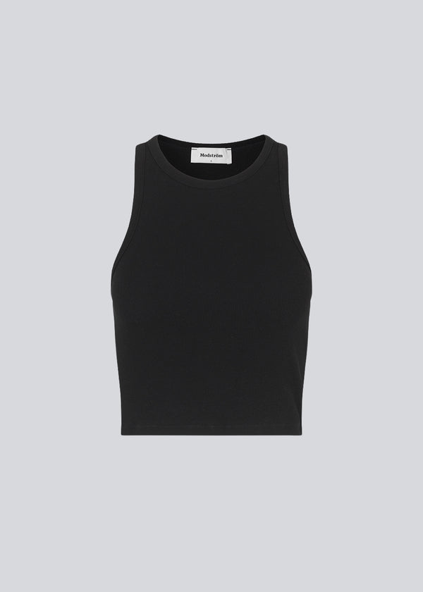 Lækker basic top i sort i en blød bomuldsrib. IgorMD crop top har en tætsiddende, cropped pasform med bryderryg og er perfekt at style til et sporty look. Modellen er 173 cm og har en størrelse S/36 på