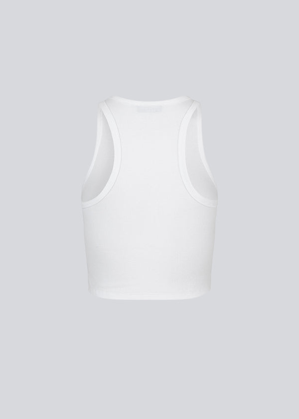 Lækker basic top i en blød bomuldsrib. IgorMD crop top har en tætsiddende, cropped pasform med bryderryg og er perfekt at style til et sporty look. Modellen er 173 cm og har en størrelse S/36 på