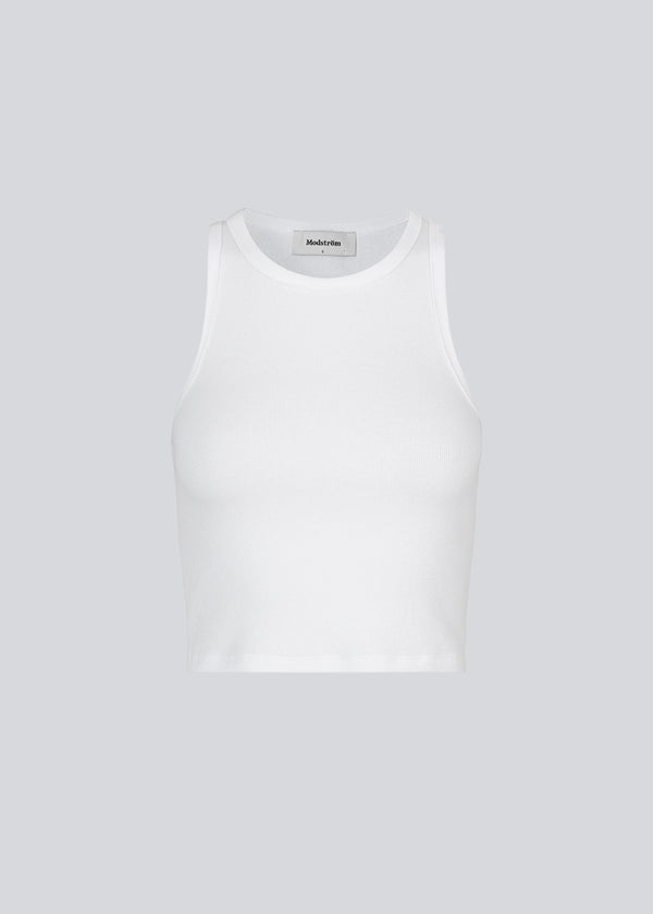 Lækker basic top i en blød bomuldsrib. IgorMD crop top har en tætsiddende, cropped pasform med bryderryg og er perfekt at style til et sporty look. Modellen er 173 cm og har en størrelse S/36 på