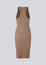 Lækker basic kjole i brun i en blød bomuldsrib. IgorMD dress har en tætsiddende pasform med bryderryg og er perfekt at style til et sporty og afslappet look. 