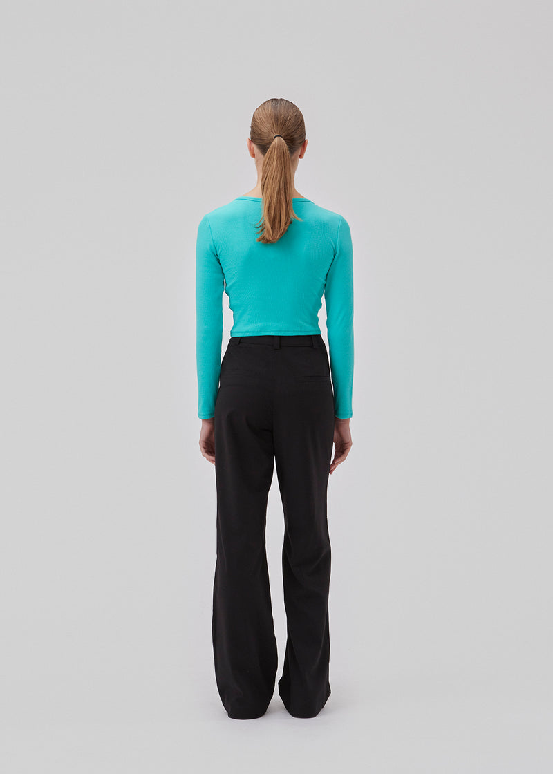 Lækker basic crop top i farven atlantis i en blød bomuldsrib med stretch. IgorMD LS crop top har en tætsiddende, cropped pasform med lange ærmer.  Modellen er 177 cm og har en størrelse S/36 på.