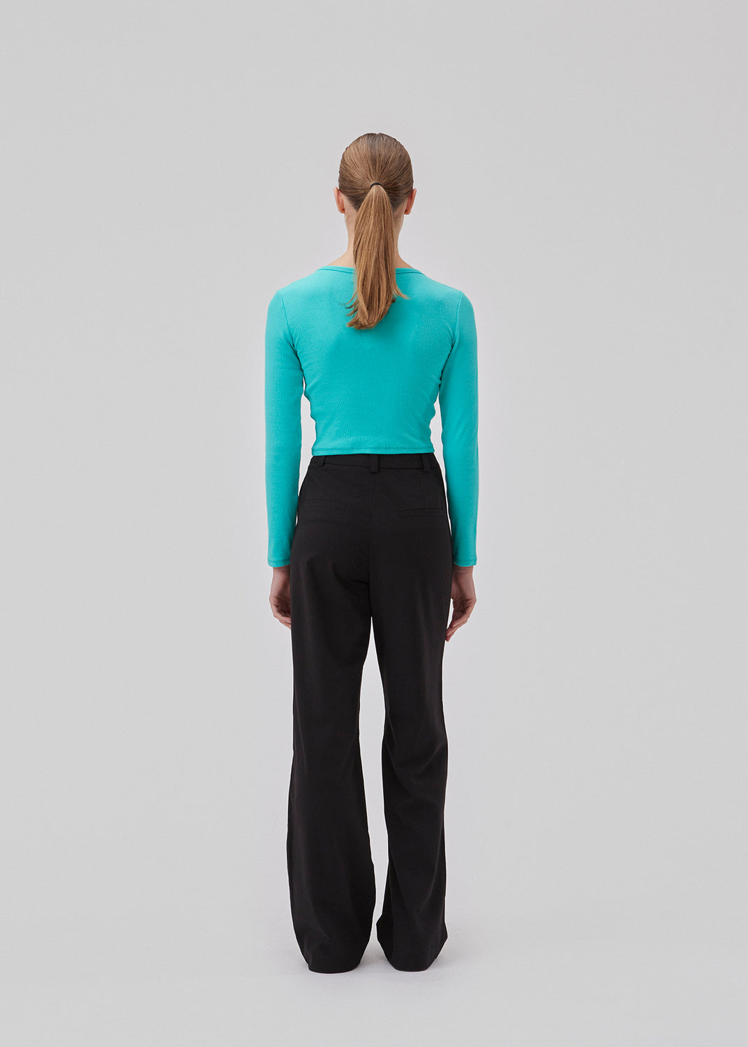 Lækker basic crop top i farven atlantis i en blød bomuldsrib med stretch. IgorMD LS crop top har en tætsiddende, cropped pasform med lange ærmer.  Modellen er 177 cm og har en størrelse S/36 på.
