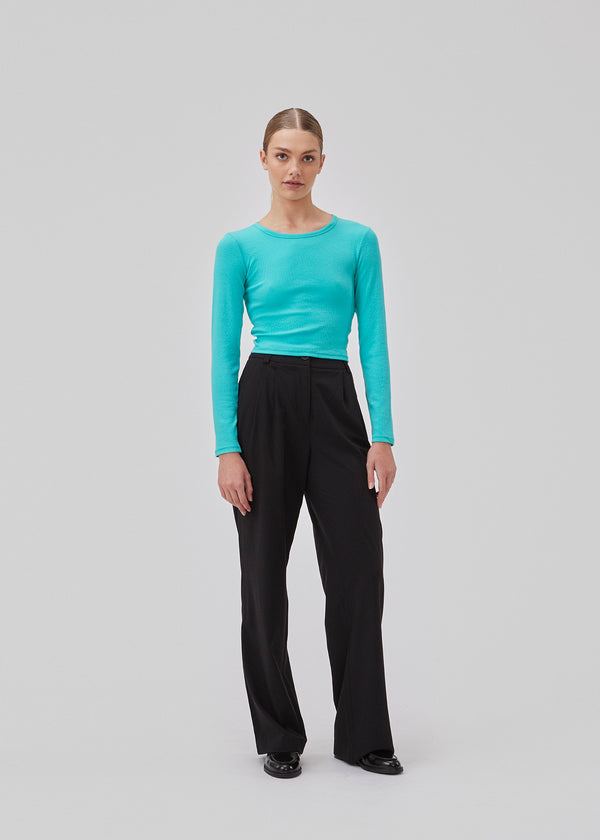 Lækker basic crop top i farven atlantis i en blød bomuldsrib med stretch. IgorMD LS crop top har en tætsiddende, cropped pasform med lange ærmer.  Modellen er 177 cm og har en størrelse S/36 på.