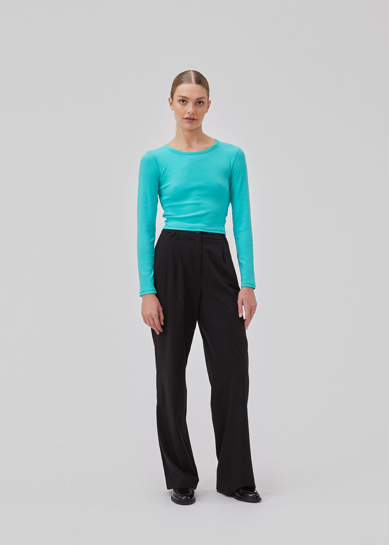 Lækker basic crop top i farven atlantis i en blød bomuldsrib med stretch. IgorMD LS crop top har en tætsiddende, cropped pasform med lange ærmer.  Modellen er 177 cm og har en størrelse S/36 på.