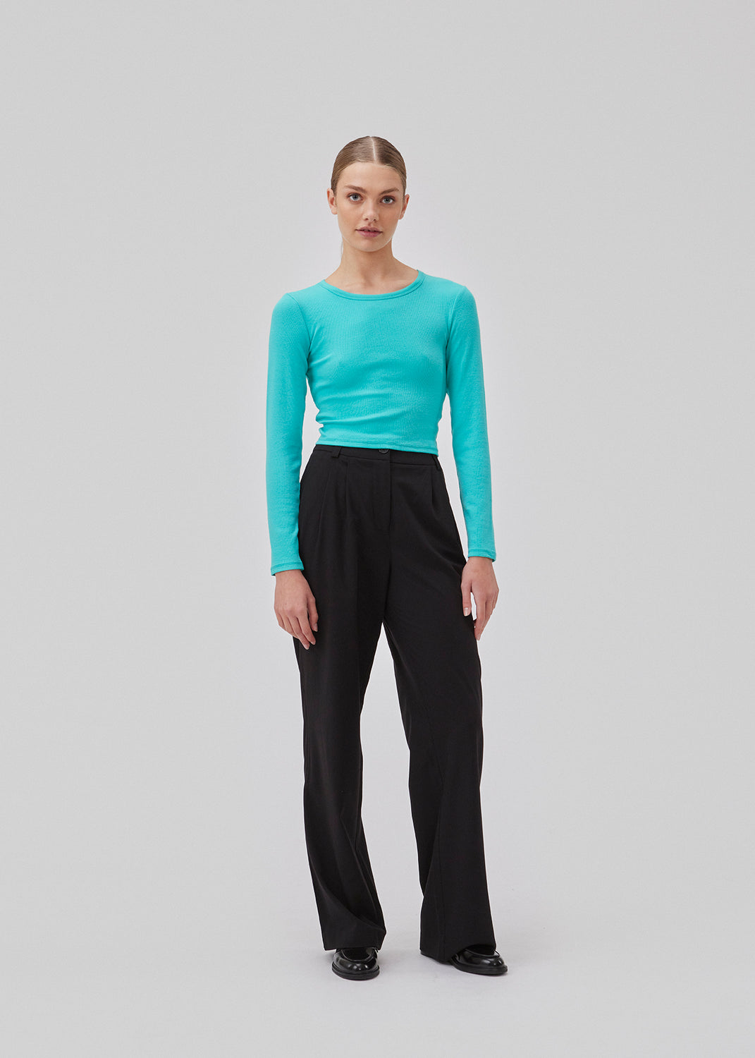Lækker basic crop top i farven atlantis i en blød bomuldsrib med stretch. IgorMD LS crop top har en tætsiddende, cropped pasform med lange ærmer.  Modellen er 177 cm og har en størrelse S/36 på.