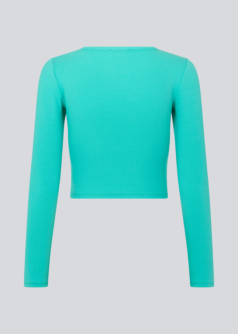 Lækker basic crop top i farven atlantis i en blød bomuldsrib med stretch. IgorMD LS crop top har en tætsiddende, cropped pasform med lange ærmer.  Modellen er 177 cm og har en størrelse S/36 på.