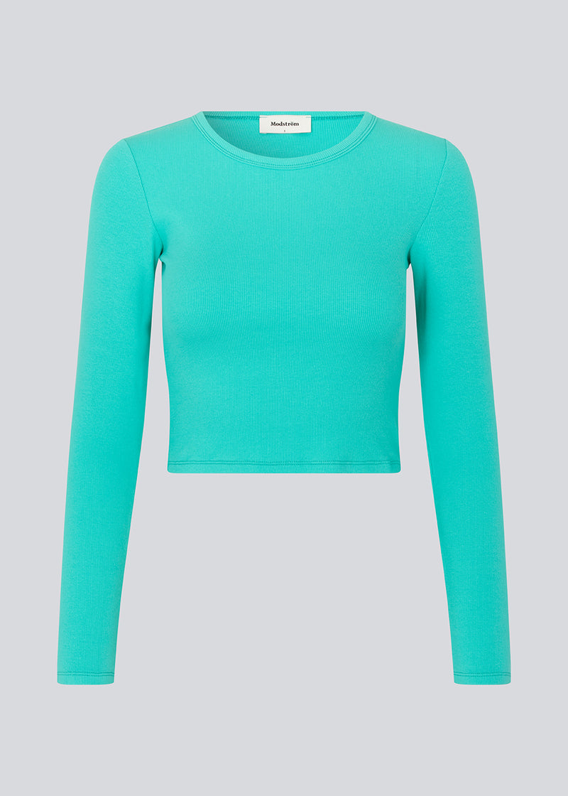 Lækker basic crop top i farven atlantis i en blød bomuldsrib med stretch. IgorMD LS crop top har en tætsiddende, cropped pasform med lange ærmer.  Modellen er 177 cm og har en størrelse S/36 på.