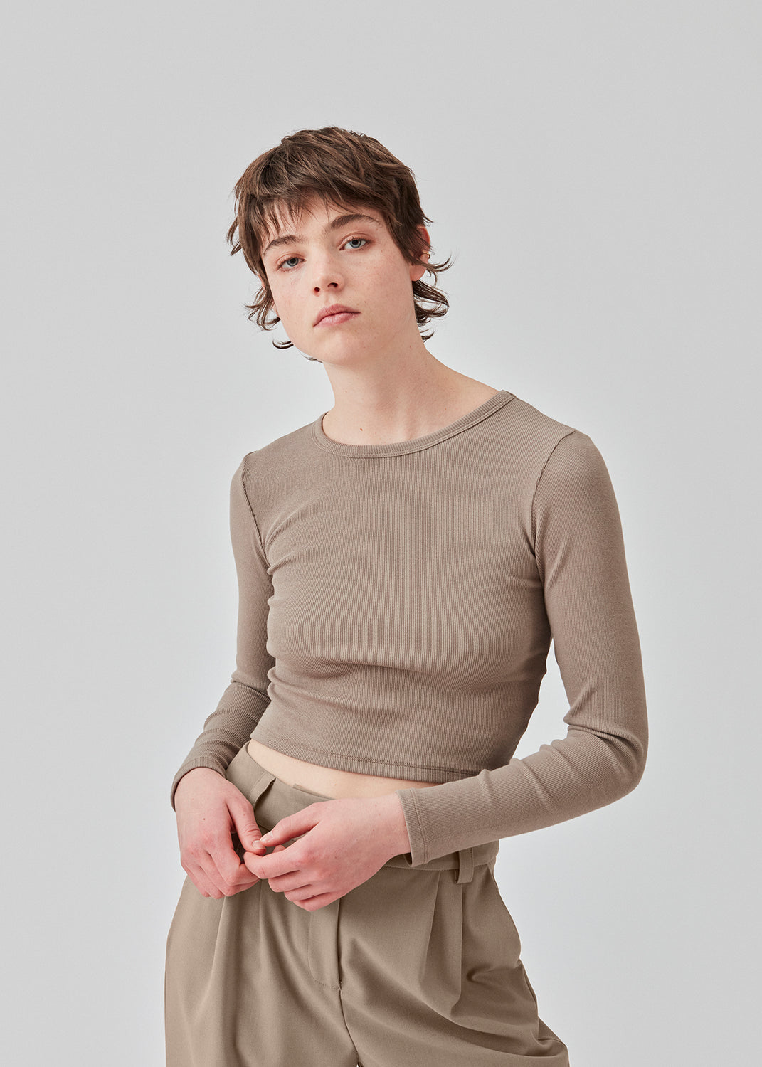 Lækker basic crop top i en blød bomuldsrib med stretch. IgorMD LS crop top har en tætsiddende, cropped pasform med lange ærmer. Modellen er 177 cm og har en størrelse S/36 på.