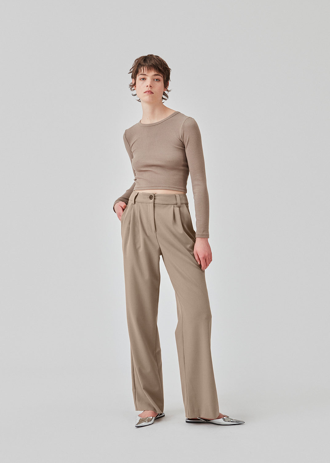 Lækker basic crop top i en blød bomuldsrib med stretch. IgorMD LS crop top har en tætsiddende, cropped pasform med lange ærmer. Modellen er 177 cm og har en størrelse S/36 på.