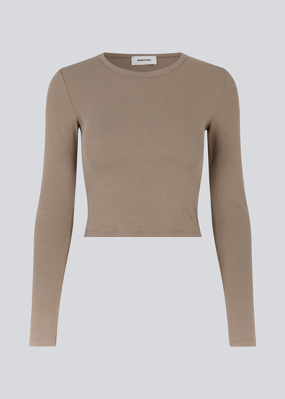 Lækker basic crop top i en blød bomuldsrib med stretch. IgorMD LS crop top har en tætsiddende, cropped pasform med lange ærmer. Modellen er 177 cm og har en størrelse S/36 på.