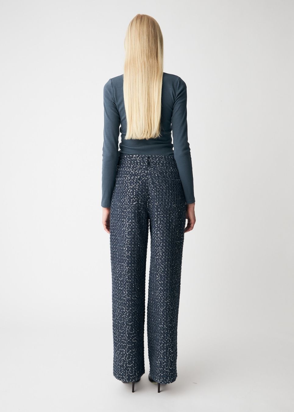 Blød, tætsiddende langærmet T-shirt i økologisk bomuldsrib med stretch og rund halsudskæring. Brug den under en blazer eller med bukser med vide ben.
 