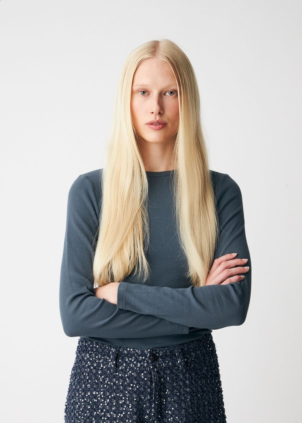 Blød, tætsiddende langærmet T-shirt i økologisk bomuldsrib med stretch og rund halsudskæring. Brug den under en blazer eller med bukser med vide ben.
 