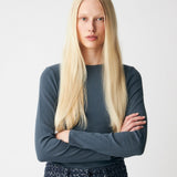 Blød, tætsiddende langærmet T-shirt i økologisk bomuldsrib med stretch og rund halsudskæring. Brug den under en blazer eller med bukser med vide ben.
 