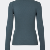 Blød, tætsiddende langærmet T-shirt i økologisk bomuldsrib med stretch og rund halsudskæring. Brug den under en blazer eller med bukser med vide ben.
 