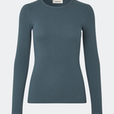 Blød, tætsiddende langærmet T-shirt i økologisk bomuldsrib med stretch og rund halsudskæring. Brug den under en blazer eller med bukser med vide ben.
 