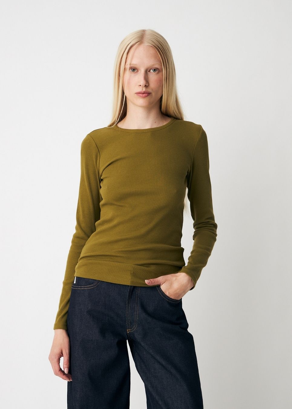 Blød, tætsiddende langærmet T-shirt i økologisk bomuldsrib med stretch og rund halsudskæring. Brug den under en blazer eller med bukser med vide ben.