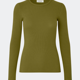 Blød, tætsiddende langærmet T-shirt i økologisk bomuldsrib med stretch og rund halsudskæring. Brug den under en blazer eller med bukser med vide ben.