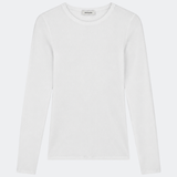 Blød, hvid tætsiddende langærmet T-shirt i økologisk bomuldsrib med stretch og rund halsudskæring. Style med matchende tank top som på billedet: Igormd tank top. Modellen er 175 cm høj og bruger størrelse S/36.