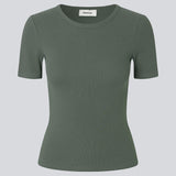 Lækker basic t-shirt i mørkegrøn i en blød bomuldsrib med stretch. Igormd short t-shirt har en tætsiddende pasform med korte ærmer.&nbsp;