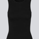 Ærmeløs top i ribbed bomuldsjersey. Igormd tank top har en tætsiddende pasform og en rund halsudskæring. cropped pasform med lange ærmer.