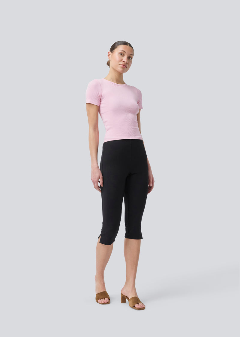 Lækker basic t-shirt i en blød bomuldsrib med stretch i lyserød. Igormd short t-shirt har en tætsiddende pasform med korte ærmer.