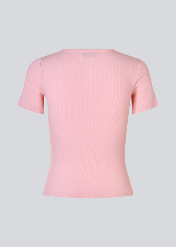 Lækker basic t-shirt i en blød bomuldsrib med stretch i lyserød. Igormd short t-shirt har en tætsiddende pasform med korte ærmer.