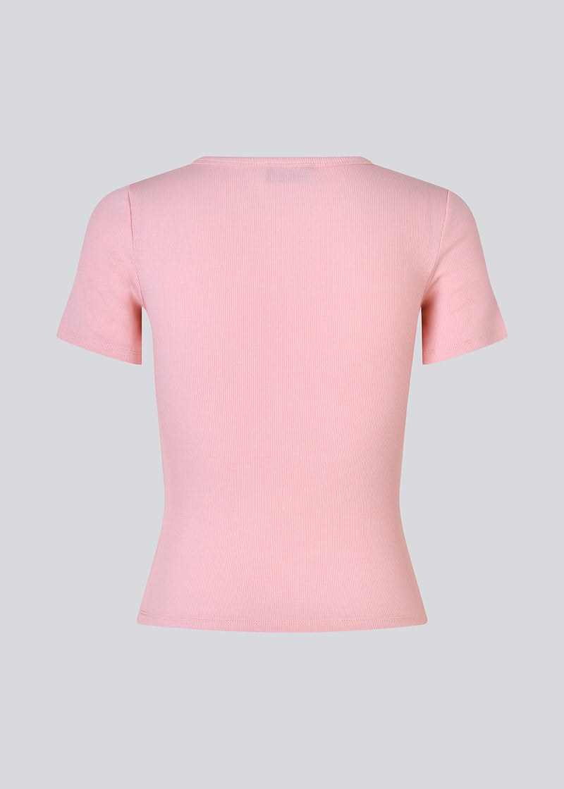 Lækker basic t-shirt i en blød bomuldsrib med stretch i lyserød. Igormd short t-shirt har en tætsiddende pasform med korte ærmer.