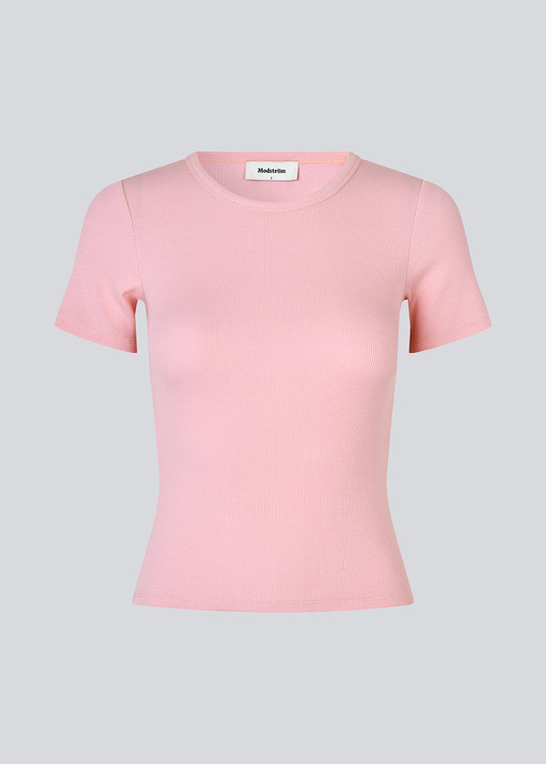 Lækker basic t-shirt i en blød bomuldsrib med stretch i lyserød. Igormd short t-shirt har en tætsiddende pasform med korte ærmer.

