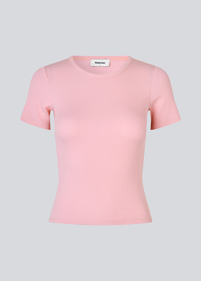 Lækker basic t-shirt i en blød bomuldsrib med stretch i lyserød. Igormd short t-shirt har en tætsiddende pasform med korte ærmer.
