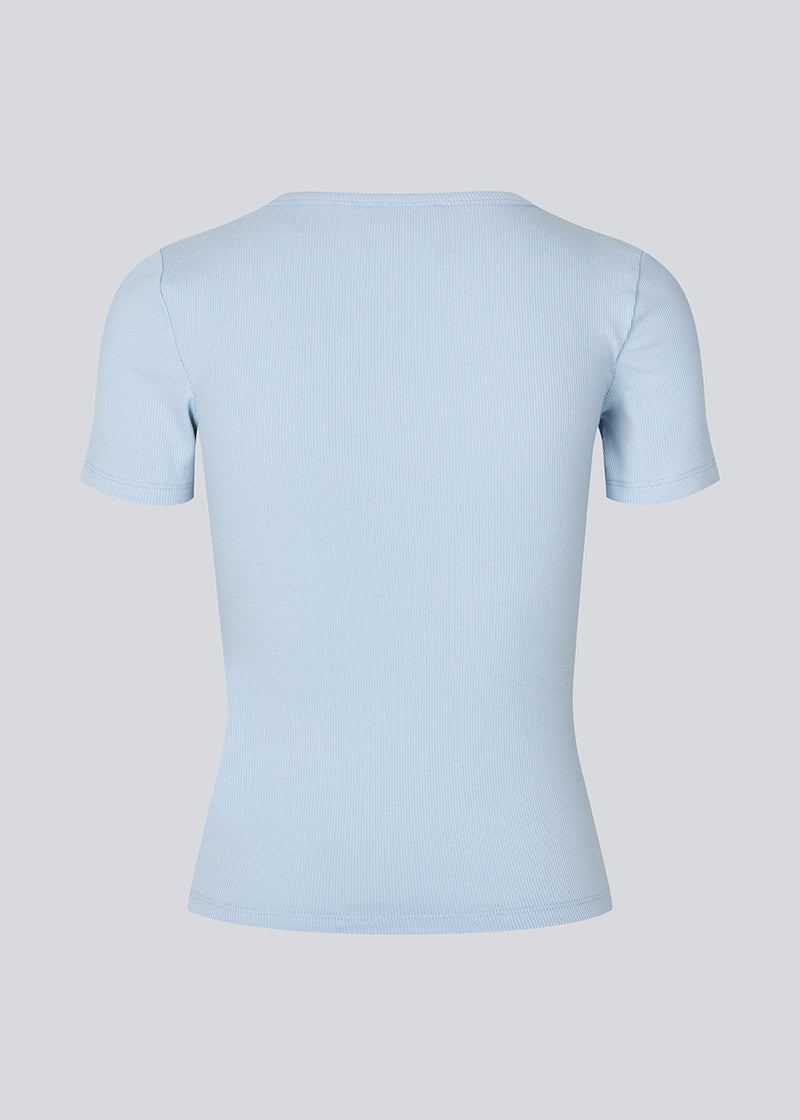 Lækker basic t-shirt i lyseblå i en blød bomuldsrib med stretch. Igormd short t-shirt har en tætsiddende pasform med korte ærmer.