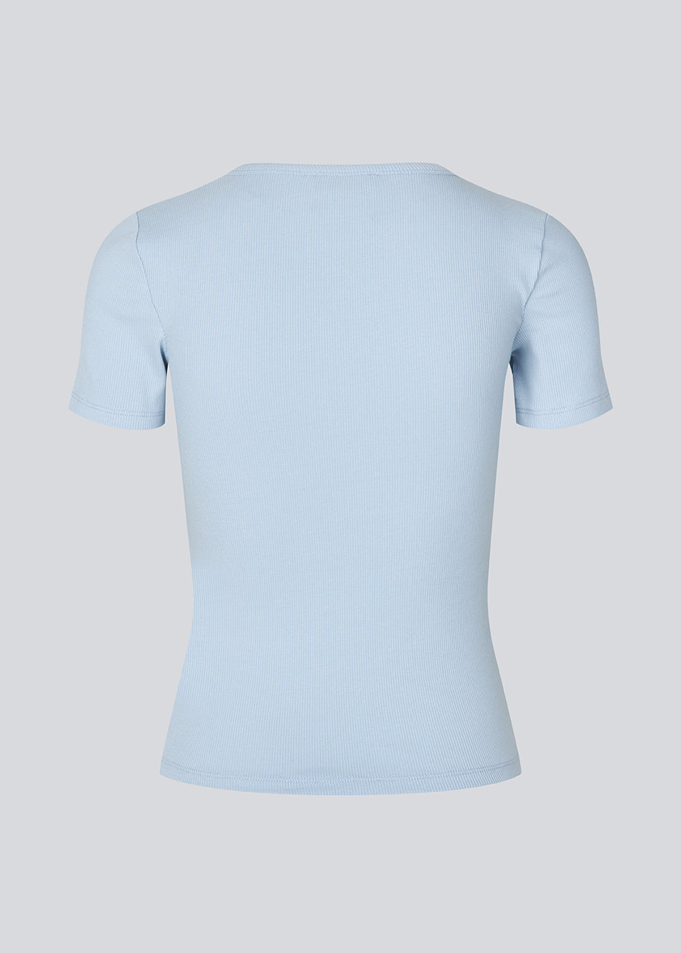 Lækker basic t-shirt i lyseblå i en blød bomuldsrib med stretch. Igormd short t-shirt har en tætsiddende pasform med korte ærmer.