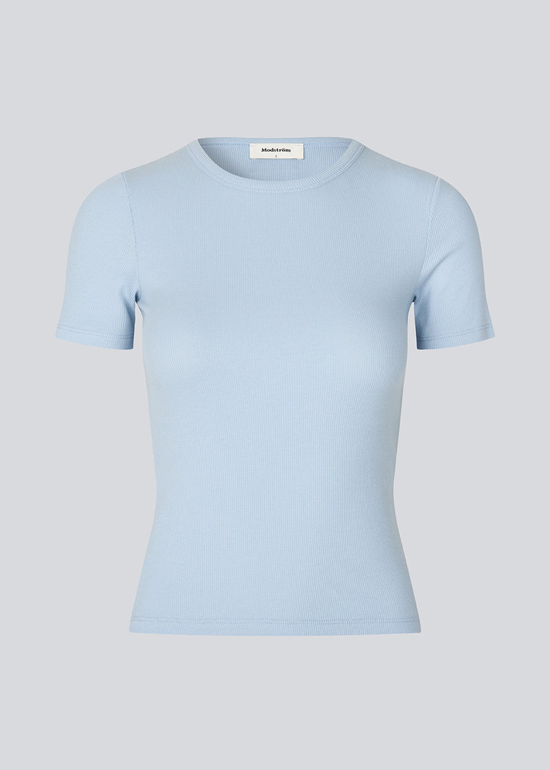 Lækker basic t-shirt i lyseblå i en blød bomuldsrib med stretch. Igormd short t-shirt har en tætsiddende pasform med korte ærmer.