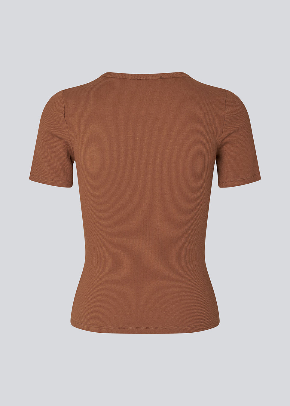 Lækker basic t-shirt i en blød bomuldsrib med stretch. Igormd short t-shirt har en tætsiddende pasform med korte ærmer.