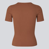 Lækker basic t-shirt i en blød bomuldsrib med stretch. Igormd short t-shirt har en tætsiddende pasform med korte ærmer.