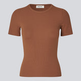 Lækker basic t-shirt i en blød bomuldsrib med stretch. Igormd short t-shirt har en tætsiddende pasform med korte ærmer.