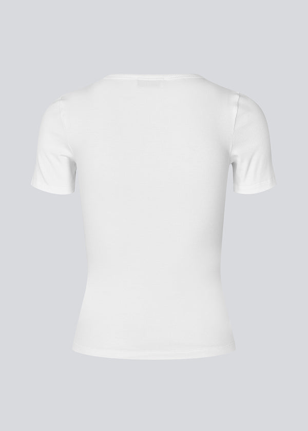 Lækker basic hvid t-shirt i en blød bomuldsrib med stretch. Igormd short t-shirt har en tætsiddende pasform med korte ærmer.