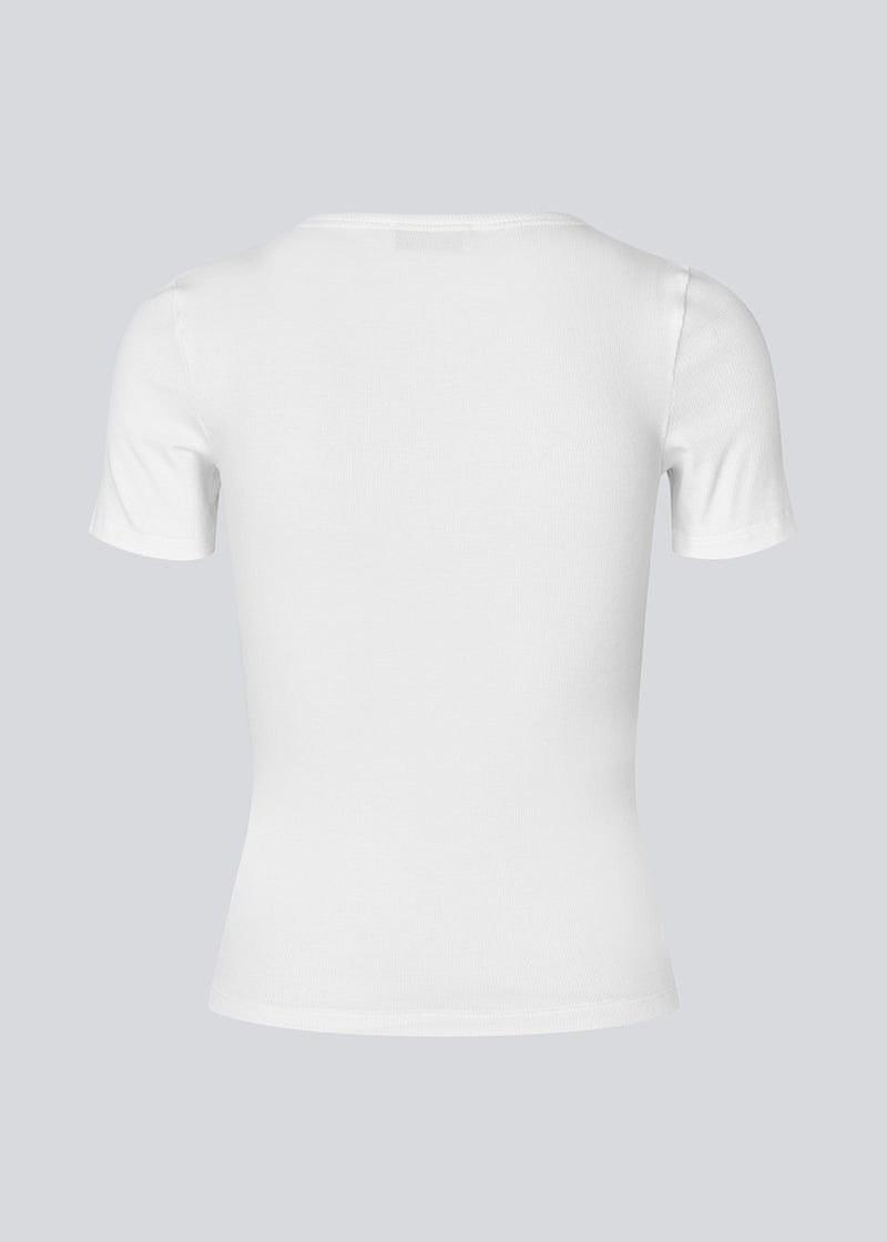 Lækker basic hvid t-shirt i en blød bomuldsrib med stretch. Igormd short t-shirt har en tætsiddende pasform med korte ærmer.