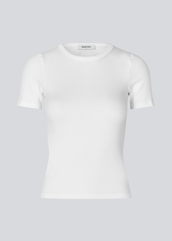 Lækker basic hvid t-shirt i en blød bomuldsrib med stretch. Igormd short t-shirt har en tætsiddende pasform med korte ærmer.