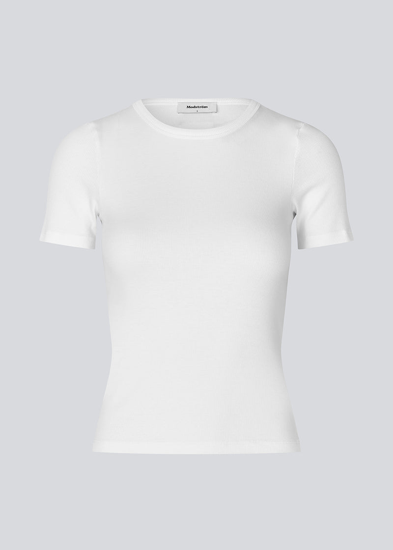Lækker basic hvid t-shirt i en blød bomuldsrib med stretch. Igormd short t-shirt har en tætsiddende pasform med korte ærmer.