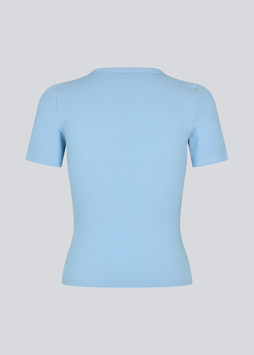 Lækker basic lyseblå t-shirt i en blød bomuldsrib med stretch. Igormd short t-shirt har en tætsiddende pasform med korte ærmer. Modellen er 175 cm og har en str S/36 på.

Materiale:
95% Bomuld
5% Elastan