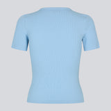 Lækker basic lyseblå t-shirt i en blød bomuldsrib med stretch. Igormd short t-shirt har en tætsiddende pasform med korte ærmer. Modellen er 175 cm og har en str S/36 på.

Materiale:
95% Bomuld
5% Elastan