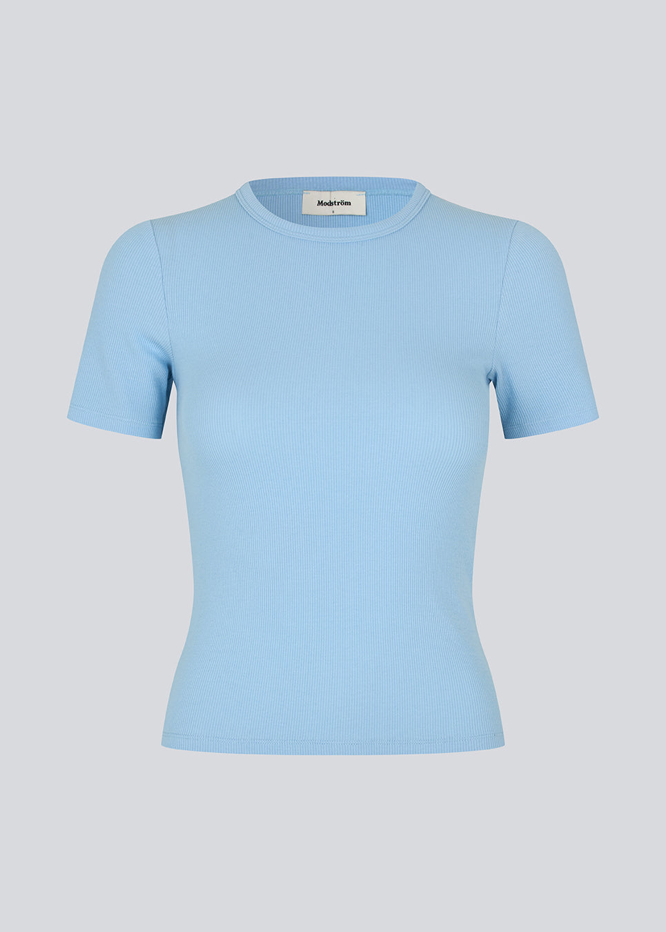 Lækker basic lyseblå t-shirt i en blød bomuldsrib med stretch. Igormd short t-shirt har en tætsiddende pasform med korte ærmer. Modellen er 175 cm og har en str S/36 på.

Materiale:
95% Bomuld
5% Elastan
5% Elastan